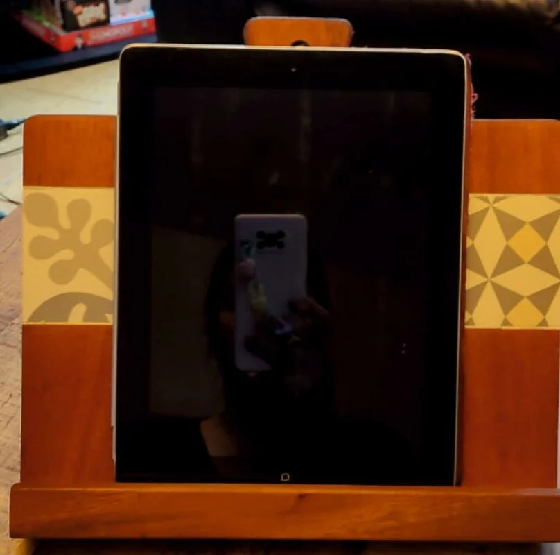 SOPORTE DE MADERA PARA TABLETS | CAOBA CON MOSAICO GREY 7*7 1205102 - Imagen 2