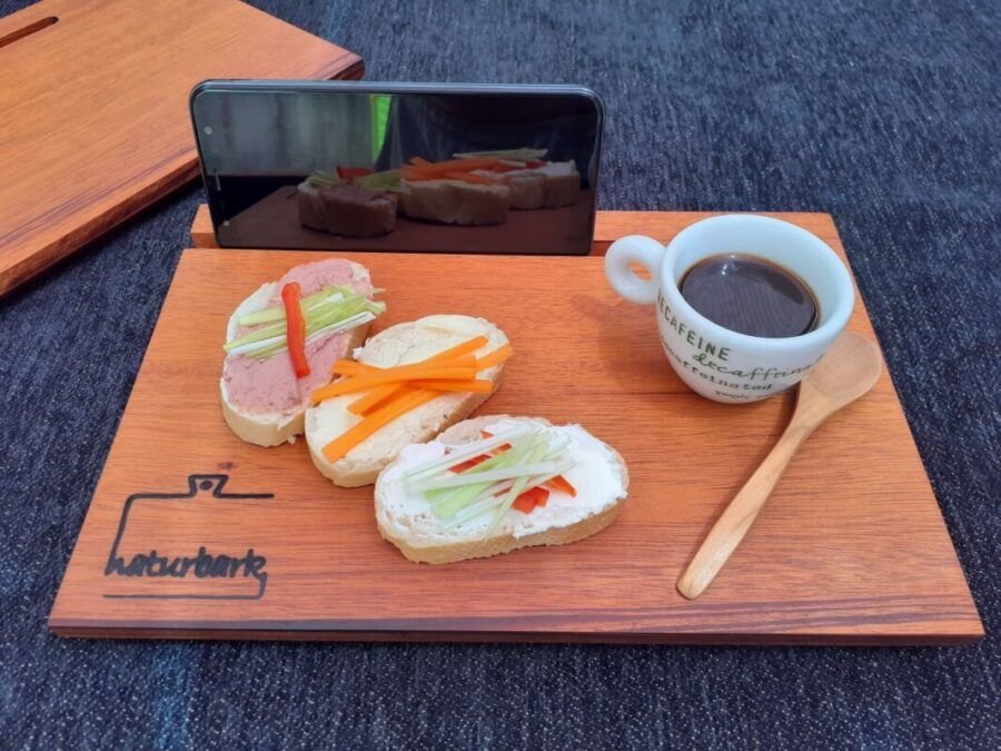 Plato de madera Caoba para desayuno y meriendas porta móvil