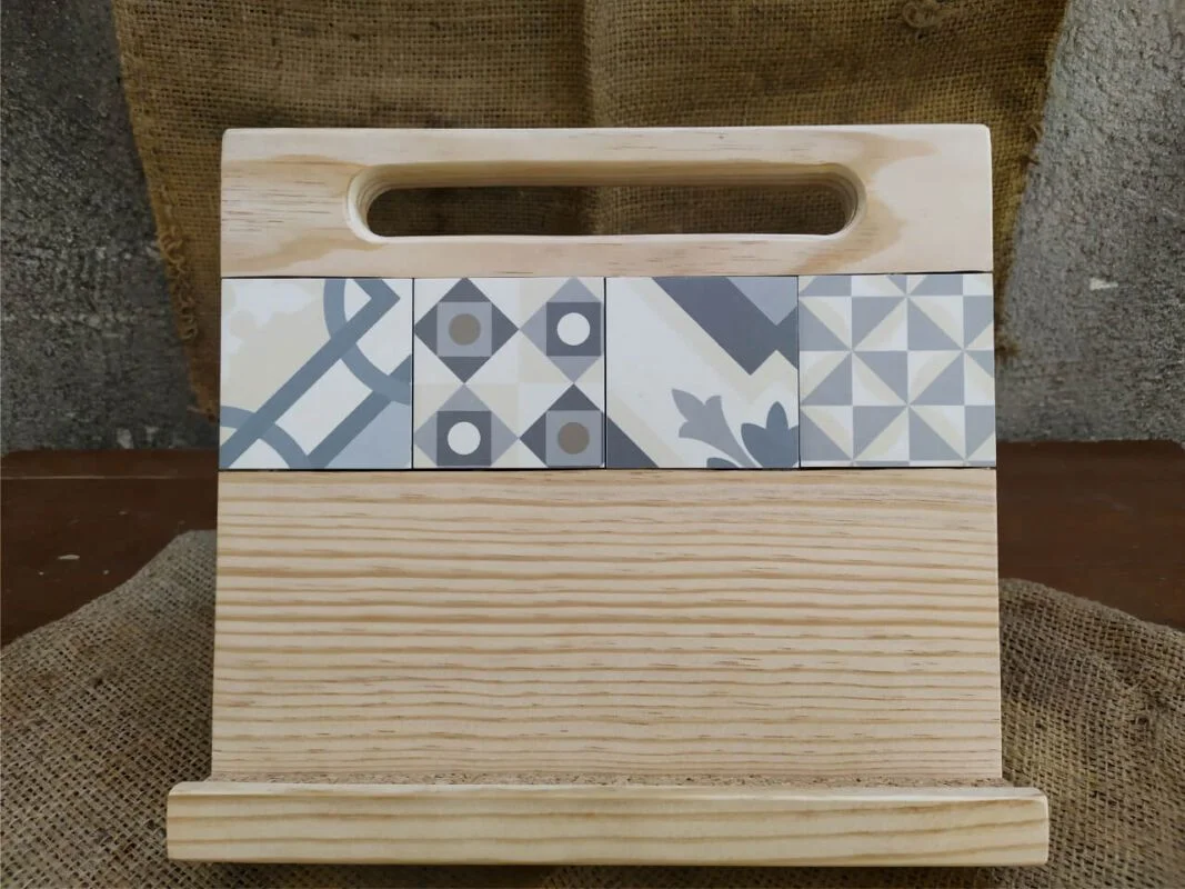 SOPORTE DE MADERA PARA TABLETS | PINO CON MOSAICO | 1005156